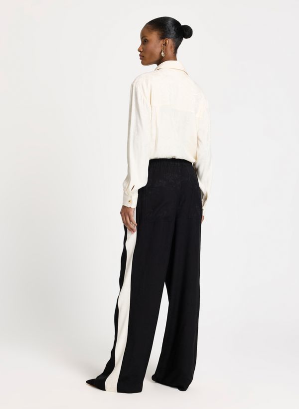 18042162_596_4-CALCA-AMANDA